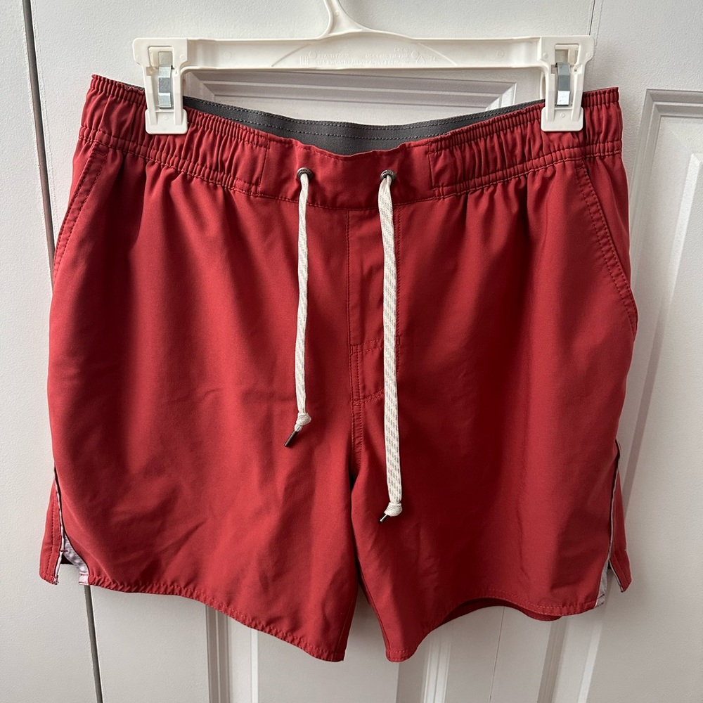 Men’s Vuori lined shorts